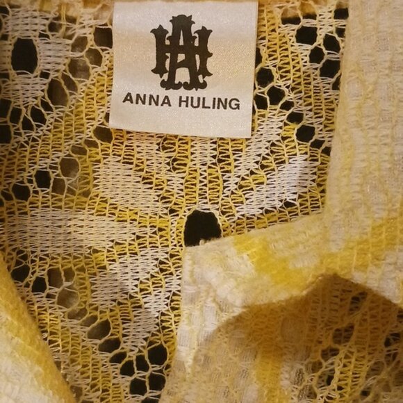 Lace, button-down, short-sleeved, "bodycon" lace blouse by Anna Huling. - Picture 4 of 11